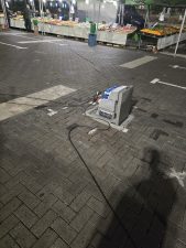 Photo d'une borne de distribution d'énergie sur une place de marché à Montpellier