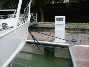 Photo d'une borne de quai de distribution d'énergie Némo sur la commune de Châlons-en-Chamapagne