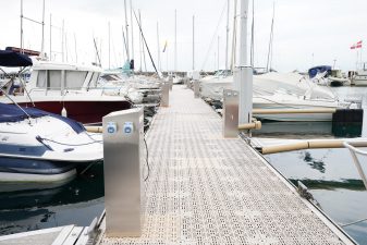 Photo de bornes fixes de distribution d'énergie sur le port de Thonon-les-Bains
