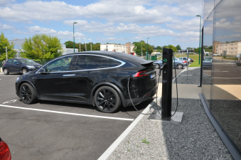 Photo d'une borne de recharge électrique Ionycar à Bourges