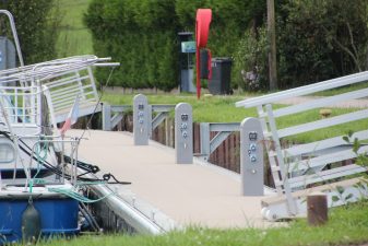 Photos de bornes Dolphéa de distribution d'énergie pour les haltes fluviales à Xures